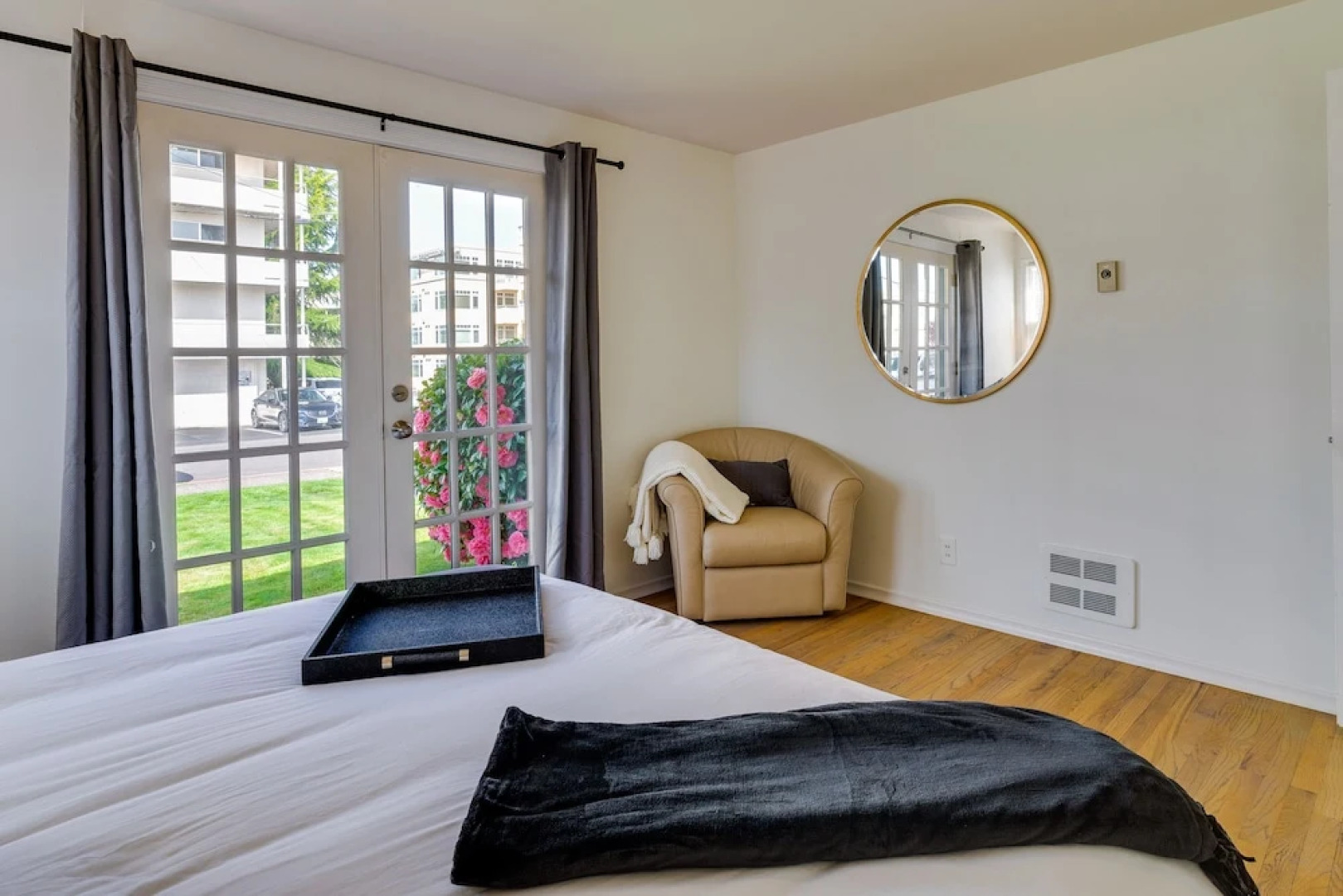 Downtown Kirkland Rental: Steps to Lake Washington