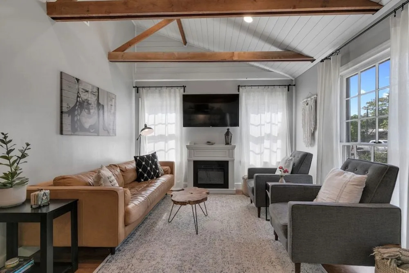 New Modern Farmhouse With Hot Tub, Fire Pit, & Games