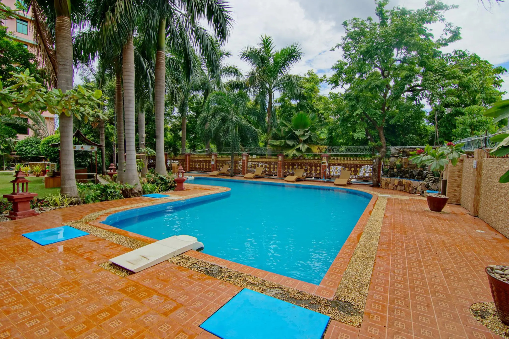 E-Outfitting Golden Country Hotel