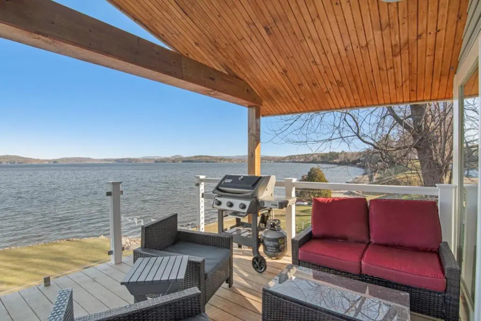 Cozy Lakeshore Cottage