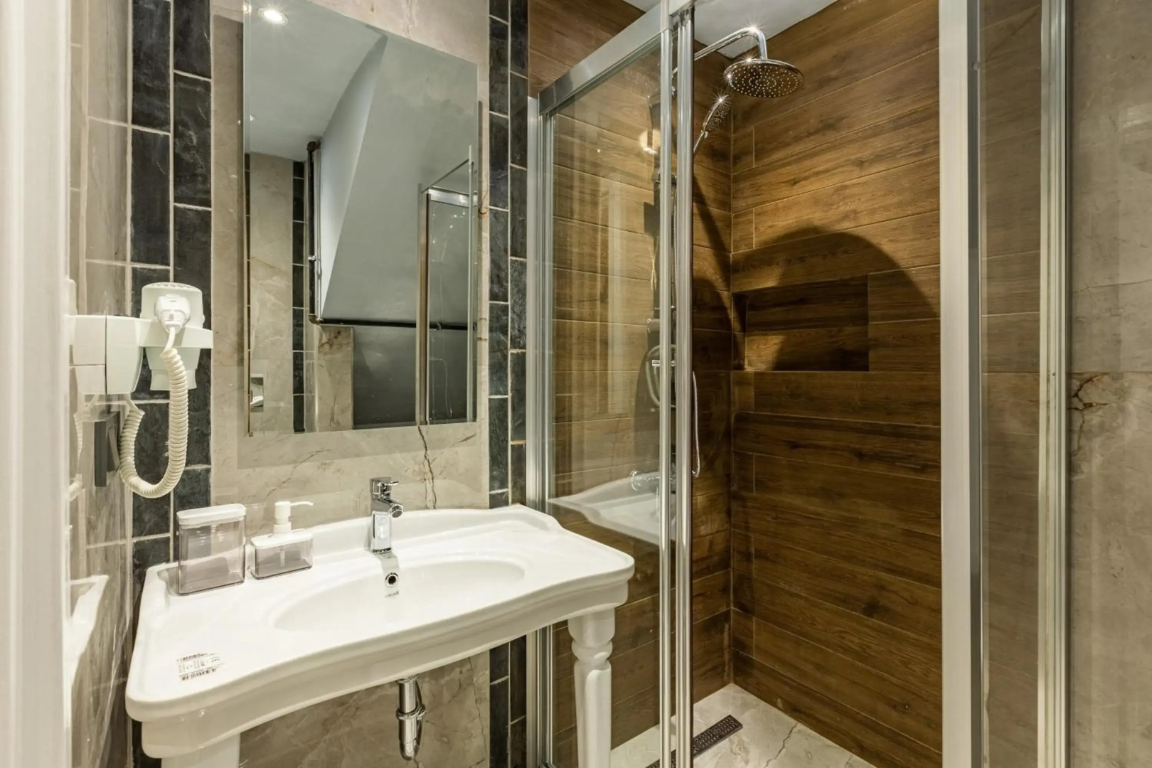 Seraglio Hotel & Suites