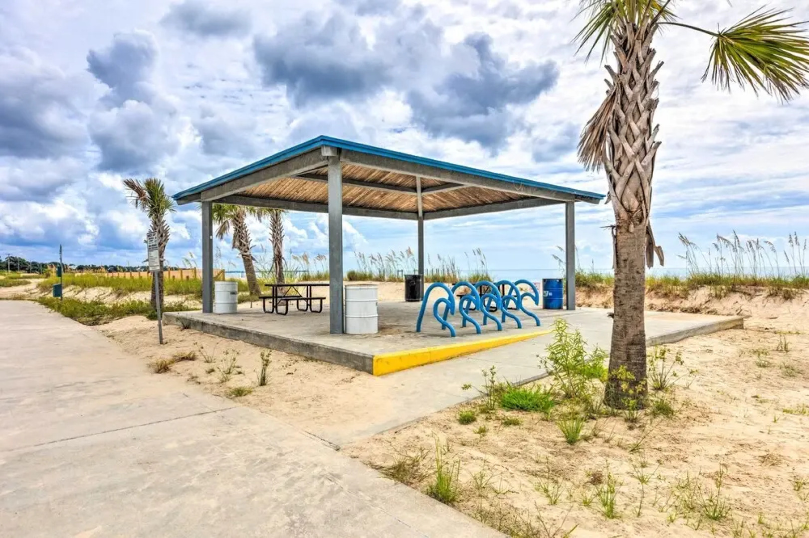 Secluded 'La Mer Cottage' < 1 Mi to Beach!