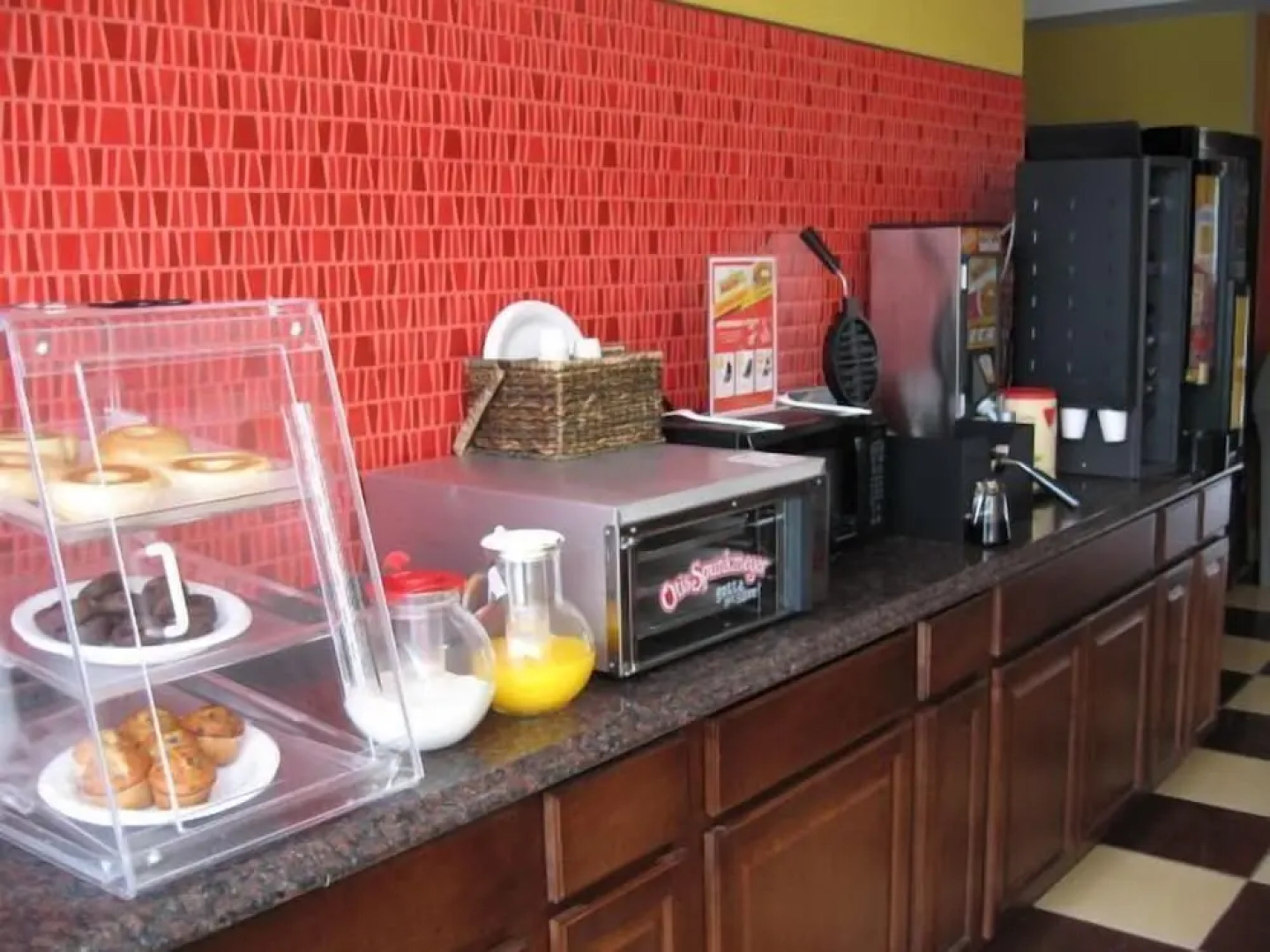 Townhouse Inn & Suites