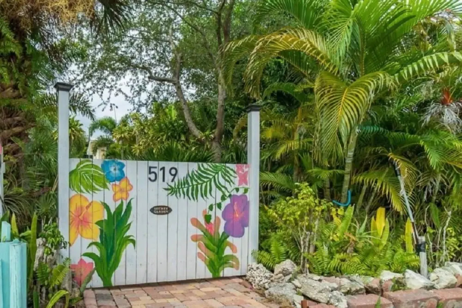 The Secret Garden - The Cottage Near Beach, Shops, Restaurants, Pet Friendly, Close to Lucerne Ave!