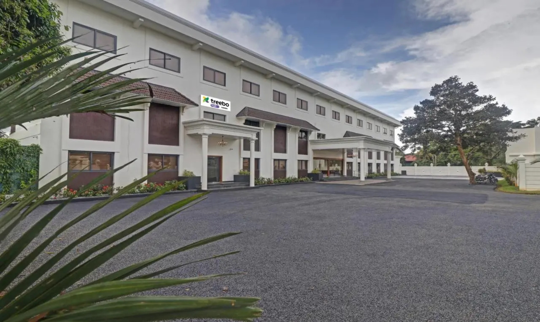 Treebo Premium Vahada