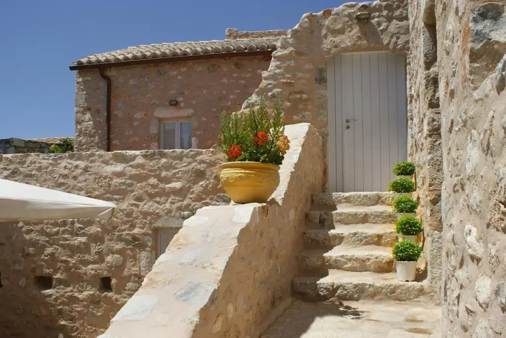 To Karavi Guesthouse