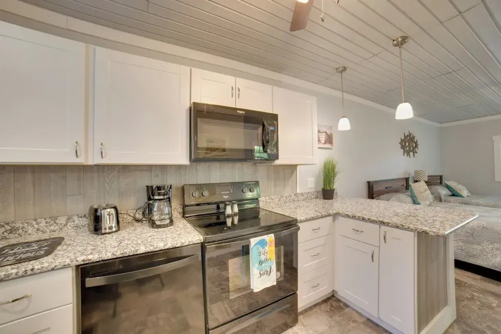 Ocean Isle Beach Studio w/ Patio - 1 Mi to Pier!
