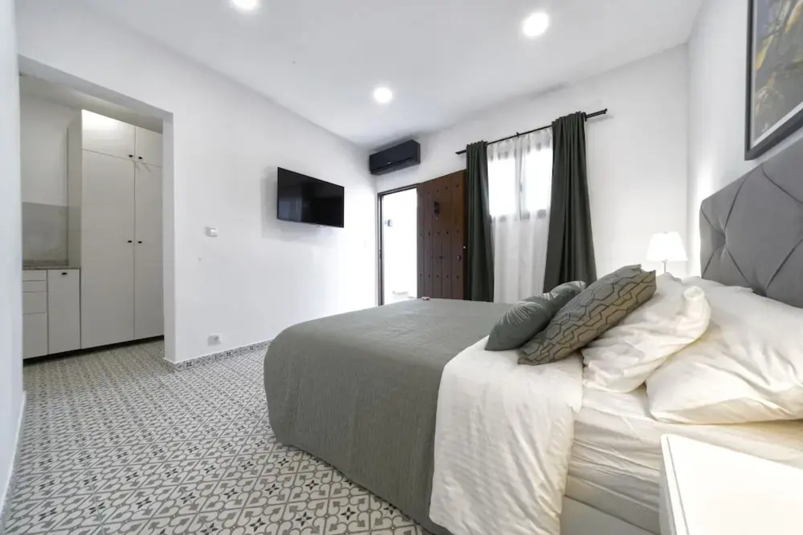 CASA VERDE Comfortable Air-Conditioned