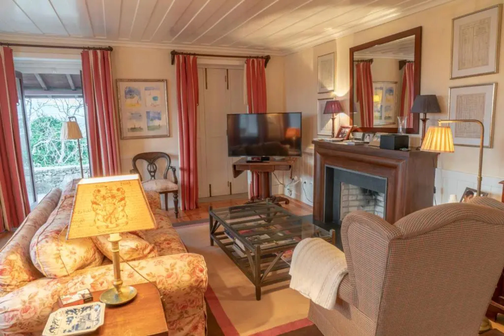 Liiiving in Moledo Historical Pool Villa