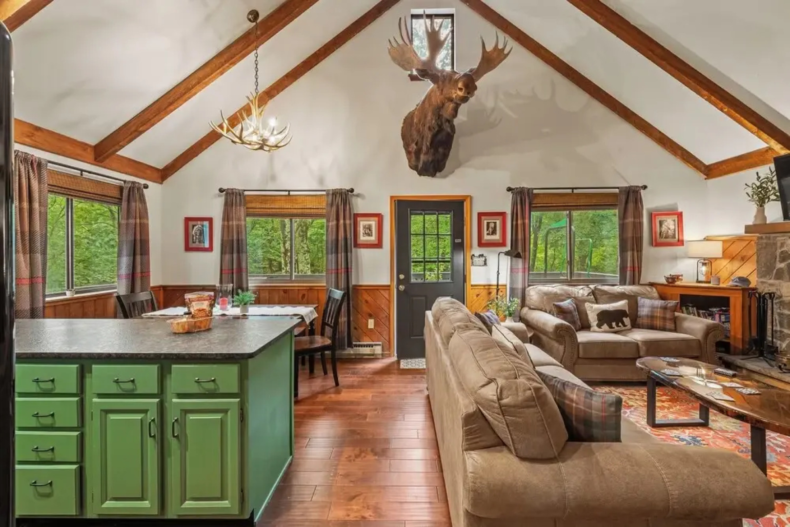 Moose Tracks by Avantstay Hot Tub, Game Room, Deck, Firepit