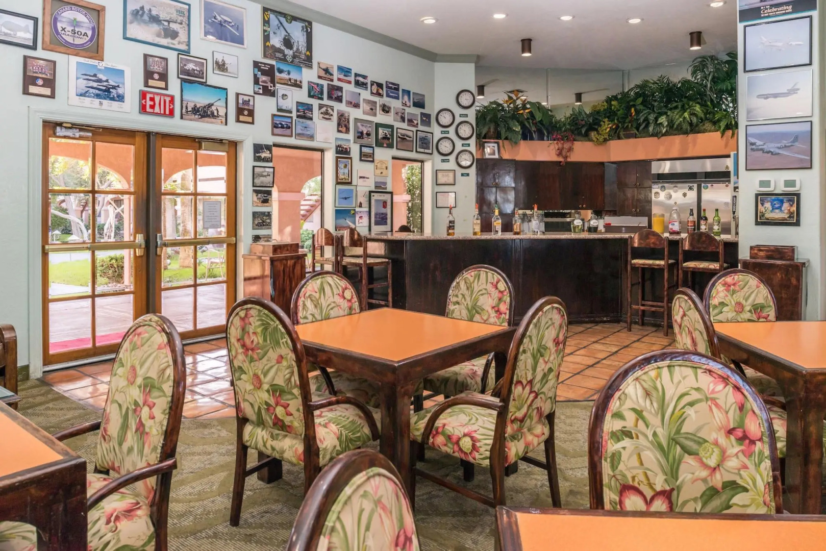 La Fuente Inn & Suites