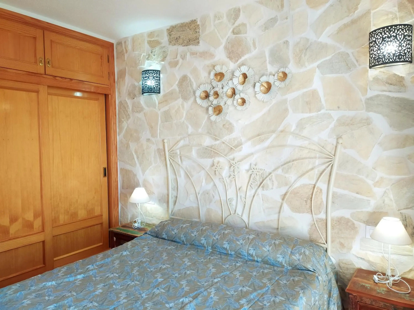 Gran adosado de esquina muy cerca de la playa en la Antilla