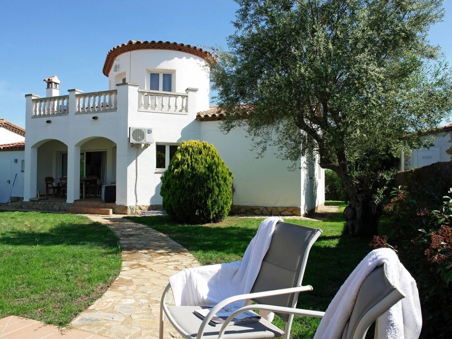 Delightful Villa in Vilacolum With Swimming Pool