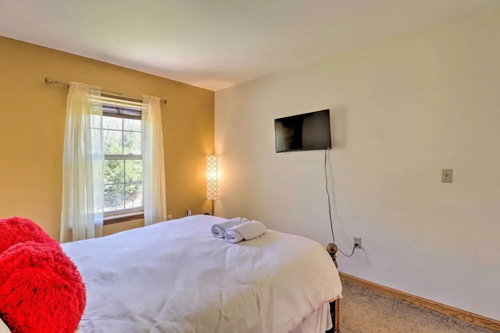 Colonial House in Quiet Area Near Camelback Resort