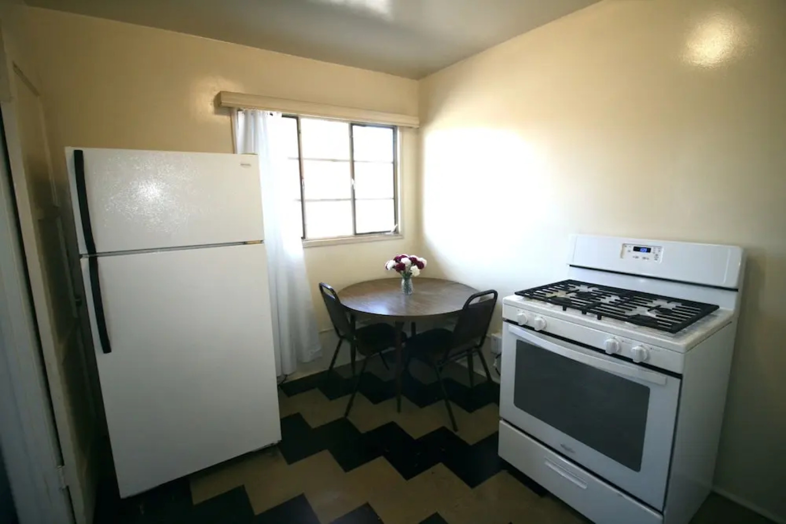 The New Star Motel with Studio-Kitchens: 1950s Extended-Stay Lodging and Retreat Center