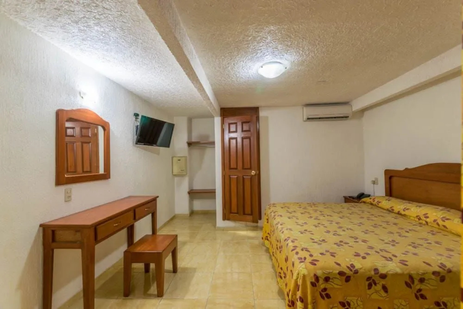 Suites Poliforum Inn