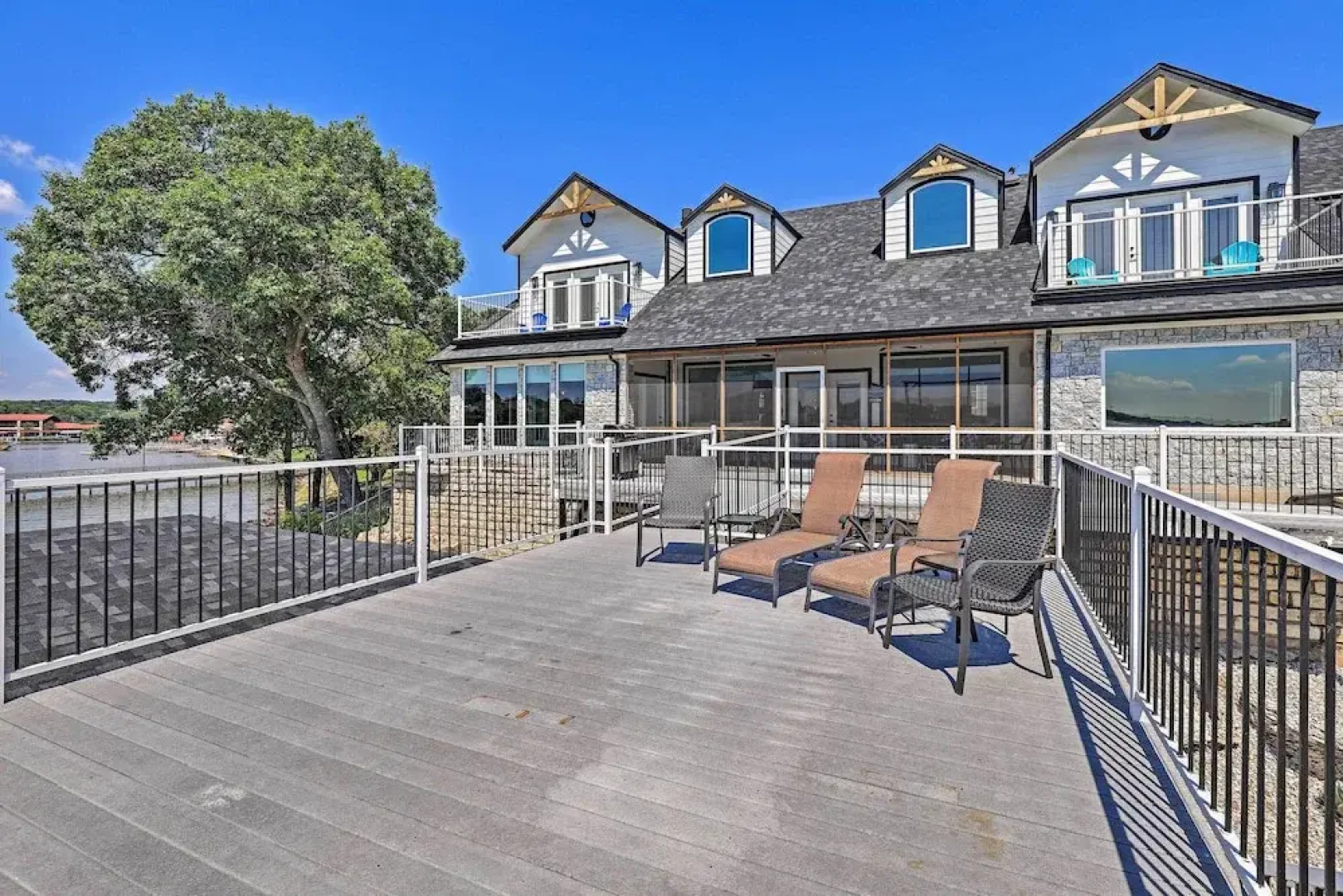 Lavish Lake House, Near Vineyards + Marinas!