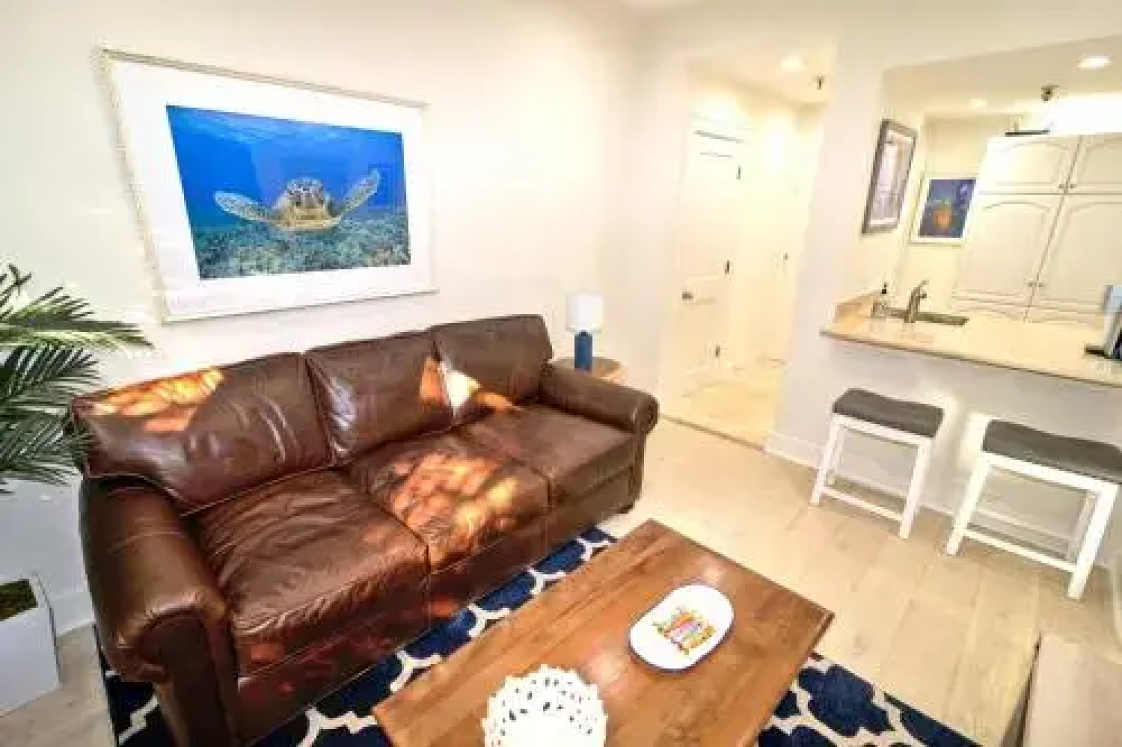 Tropical Beach Condo - Pool, Parking, 86" TV, WiFi
