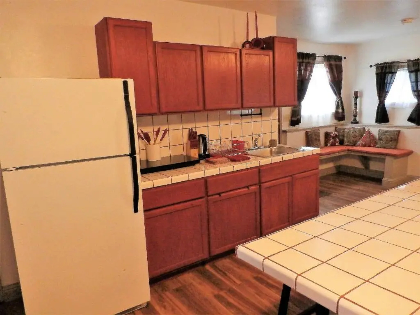 New Charming 2 Bedrooms Unit Close To Everything