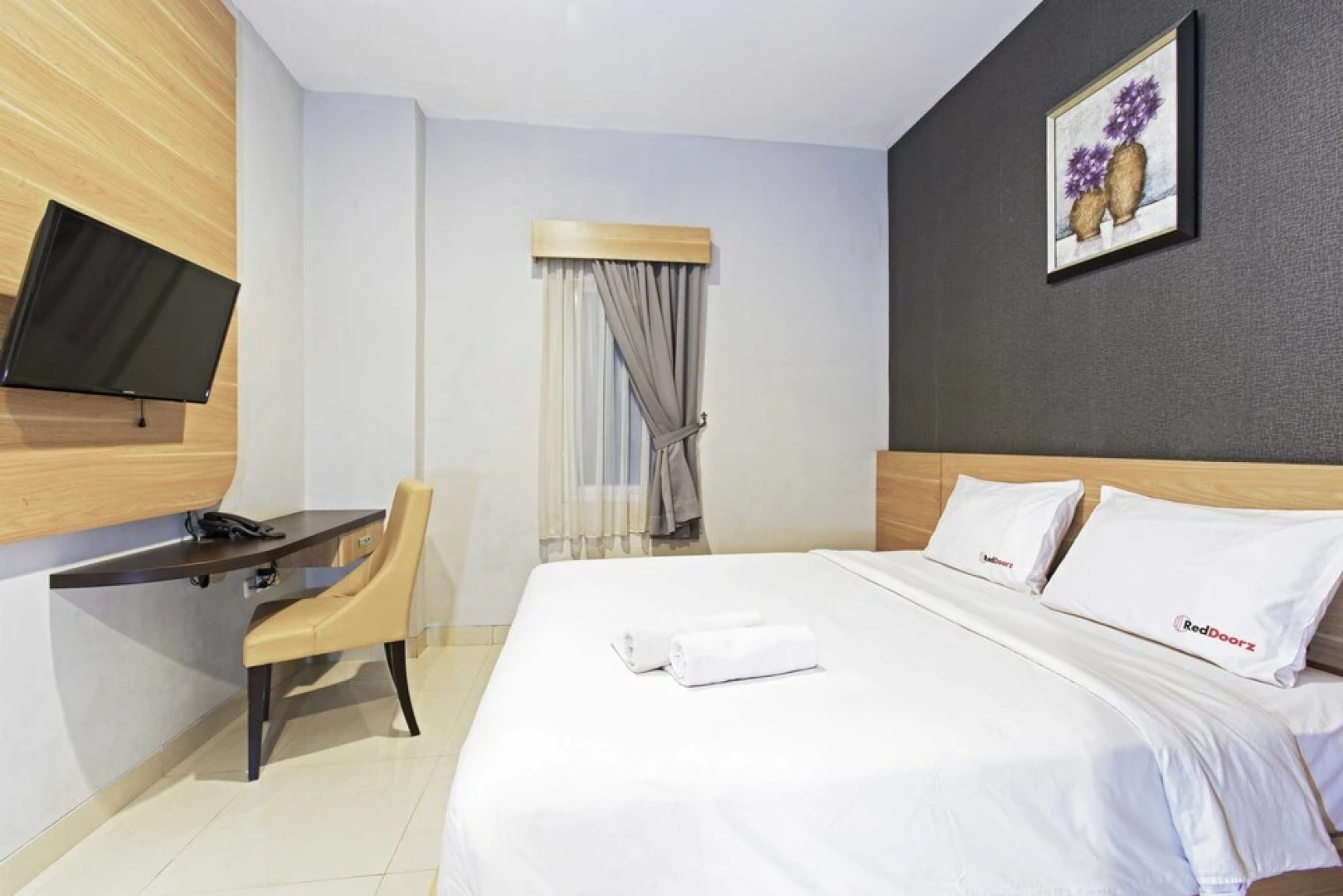 RedDoorz Plus Near ITC Fatmawati