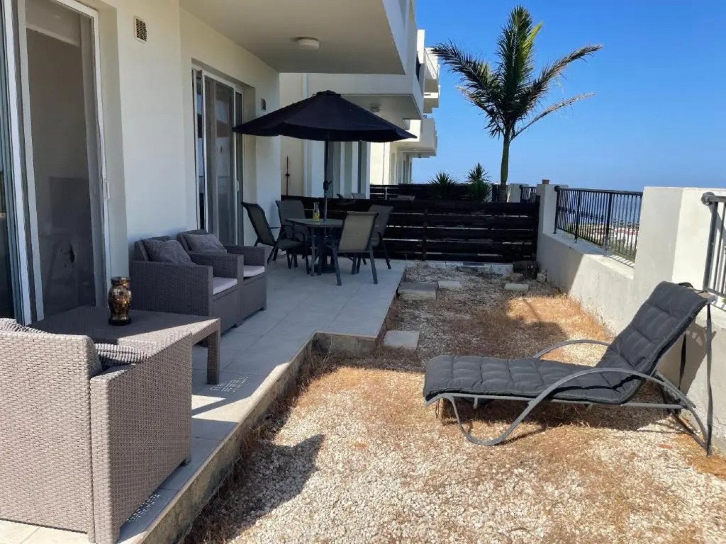 2 bed apt mountains and costal views with pool