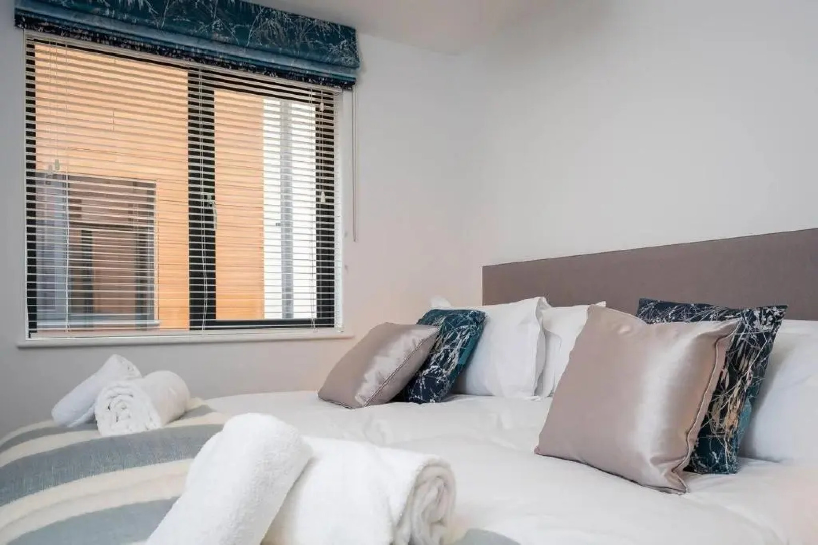 4br-8guests-balcony-beachview-pool-pets