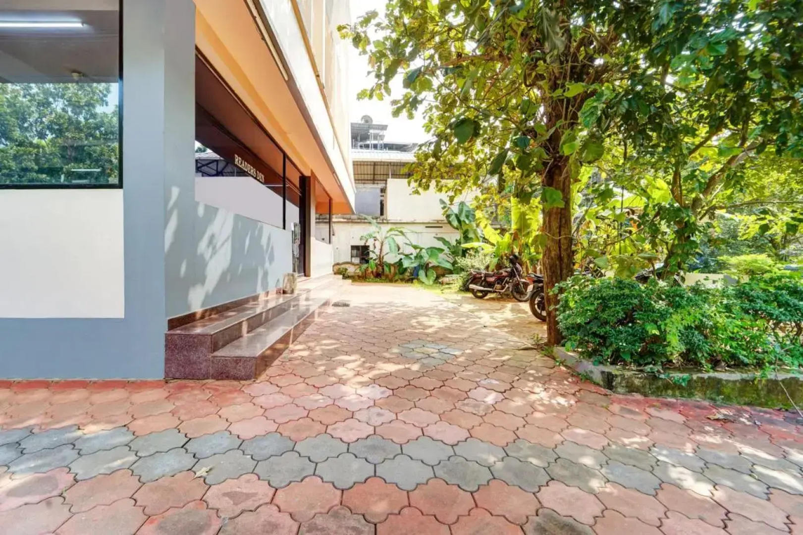 OYO Flagship 75052 Kuku Residency