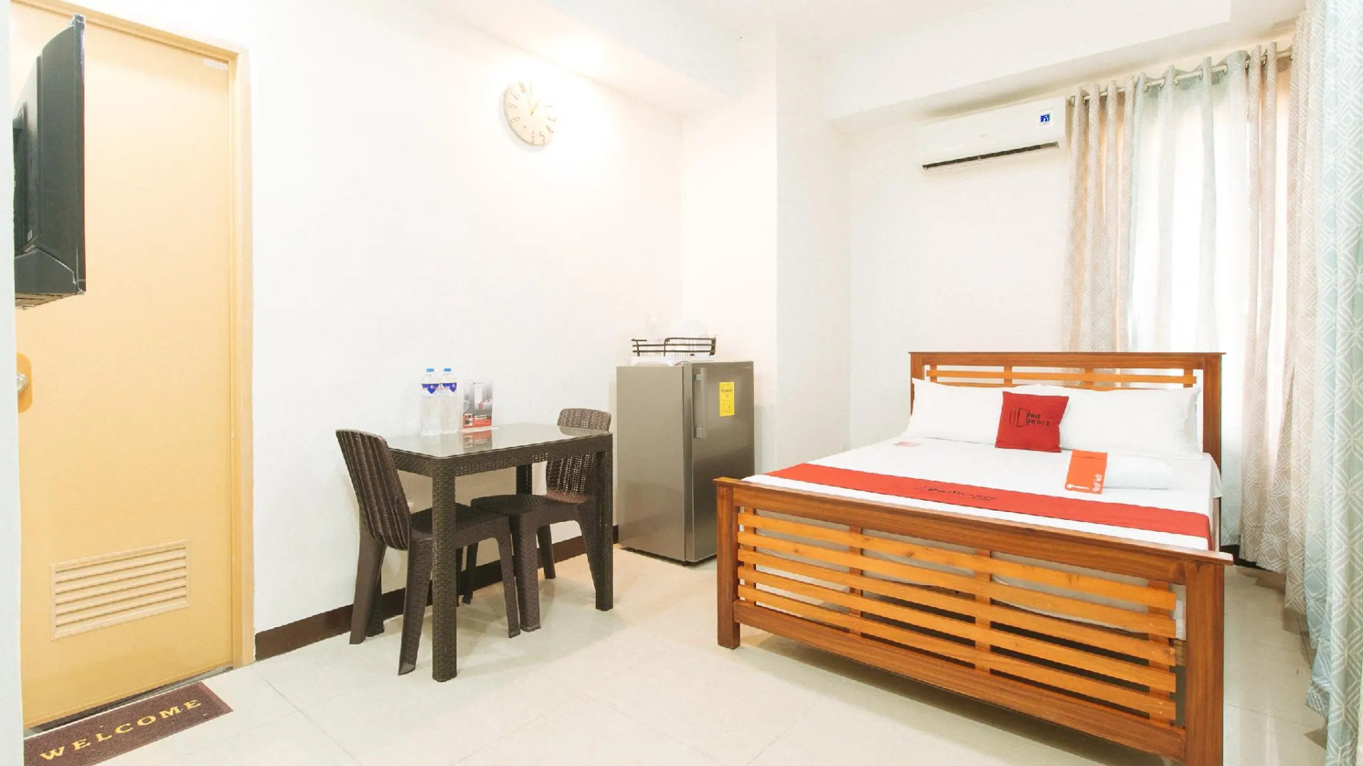 RedDoorz Hostel near Lyceum University Gen.Trias Cavite - Vaccinated Staff