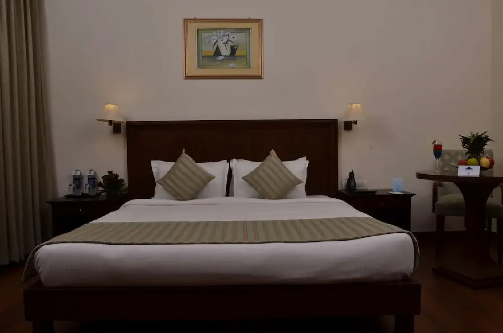 Le Lac Sarovar Portico