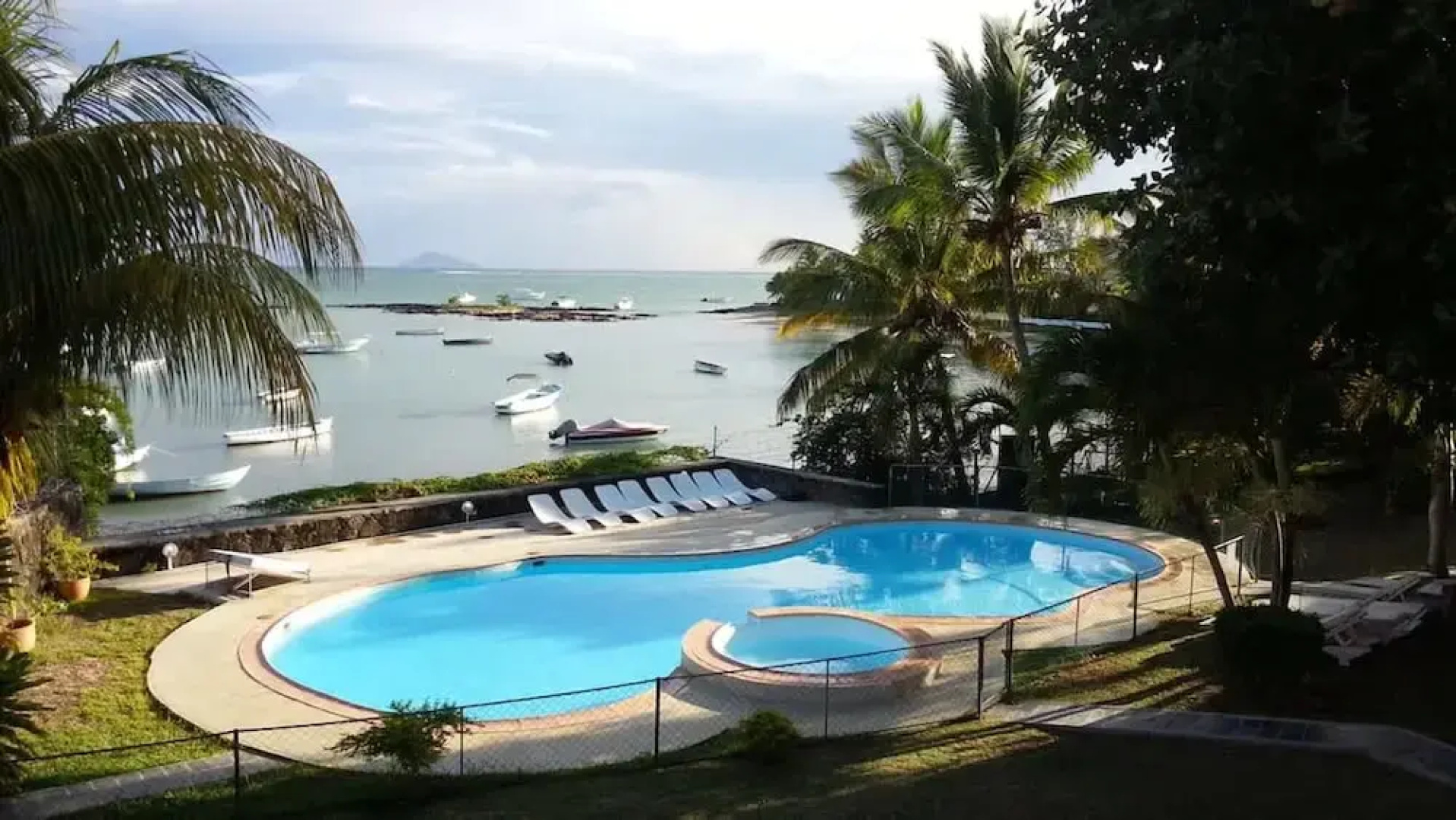 Residence With 6 Seafront Bungalows and Swimming