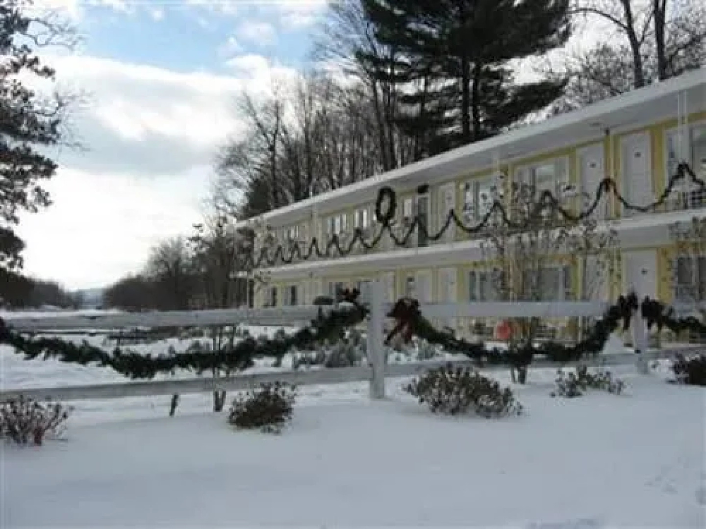 Antons on The Lake Country Inn and Marina