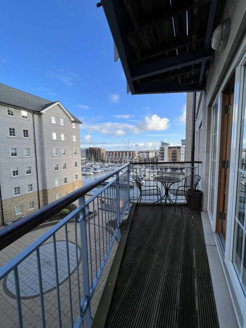 Amazing Marina View Apartment With Balcony Bristol