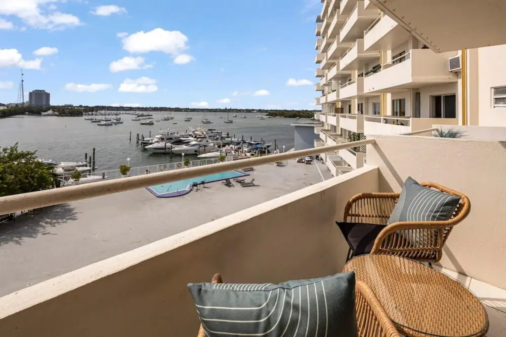 Bayshore Bliss- Cozy Space Pool Views
