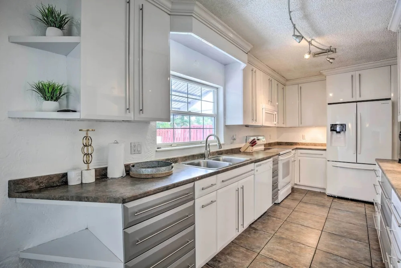 Private Pool & Dock: Coconut Creek Home!