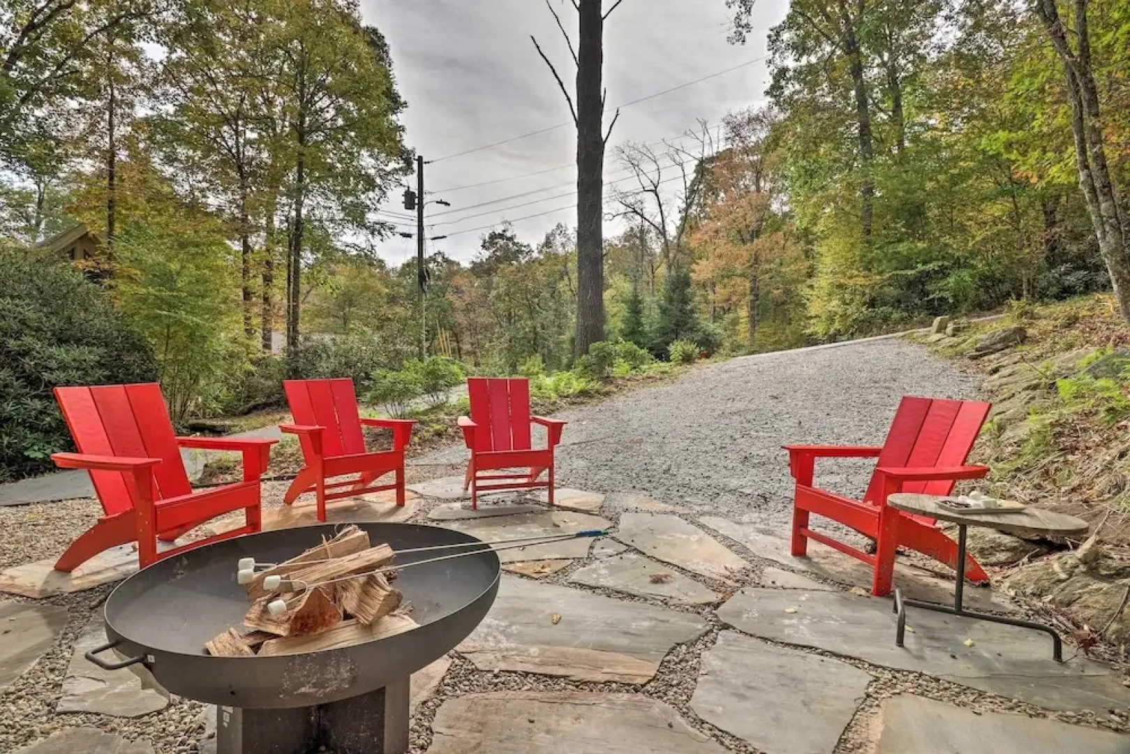 1 Mi to Town: Chalet-style Highlands Retreat