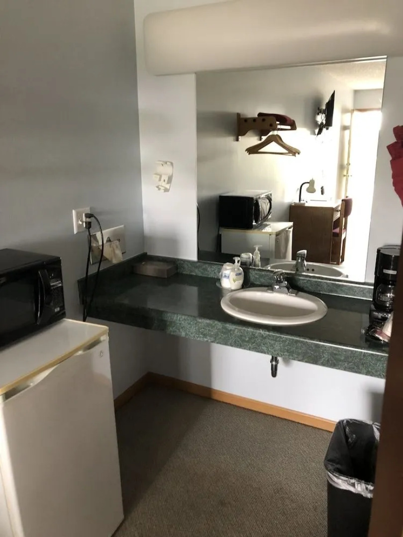 Edge O The Woods Motel