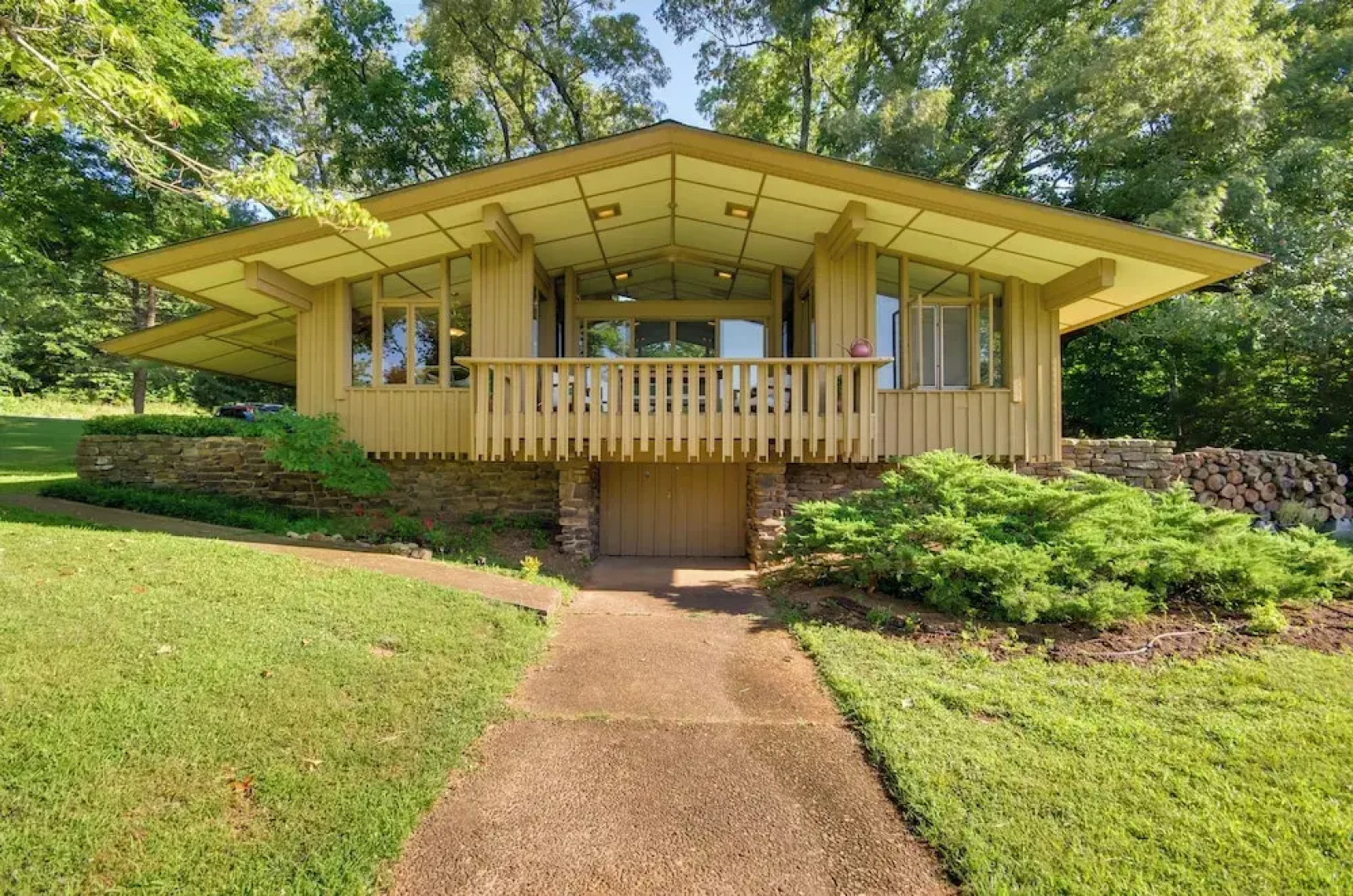 Tranquil Mid-century Modern Cottage w/ Forest View