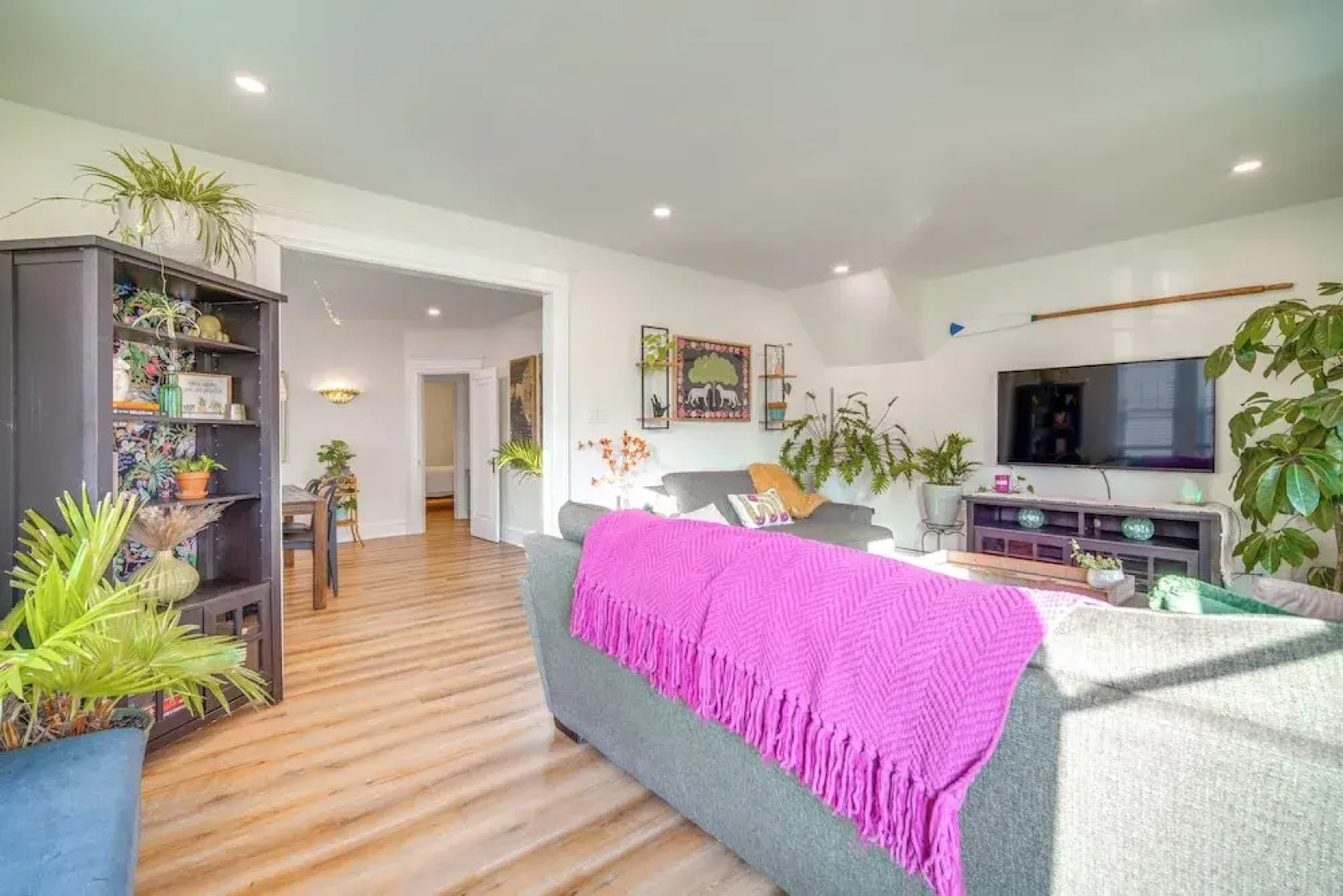 Walk to Beach: Dog-friendly Ventnor City Retreat!