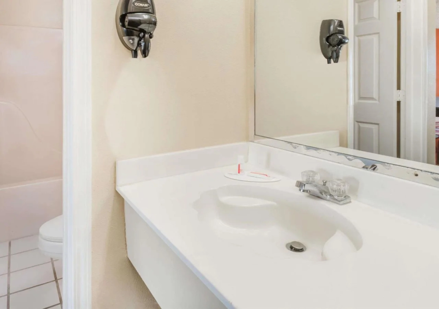 Super 8 by Wyndham Kinder LA