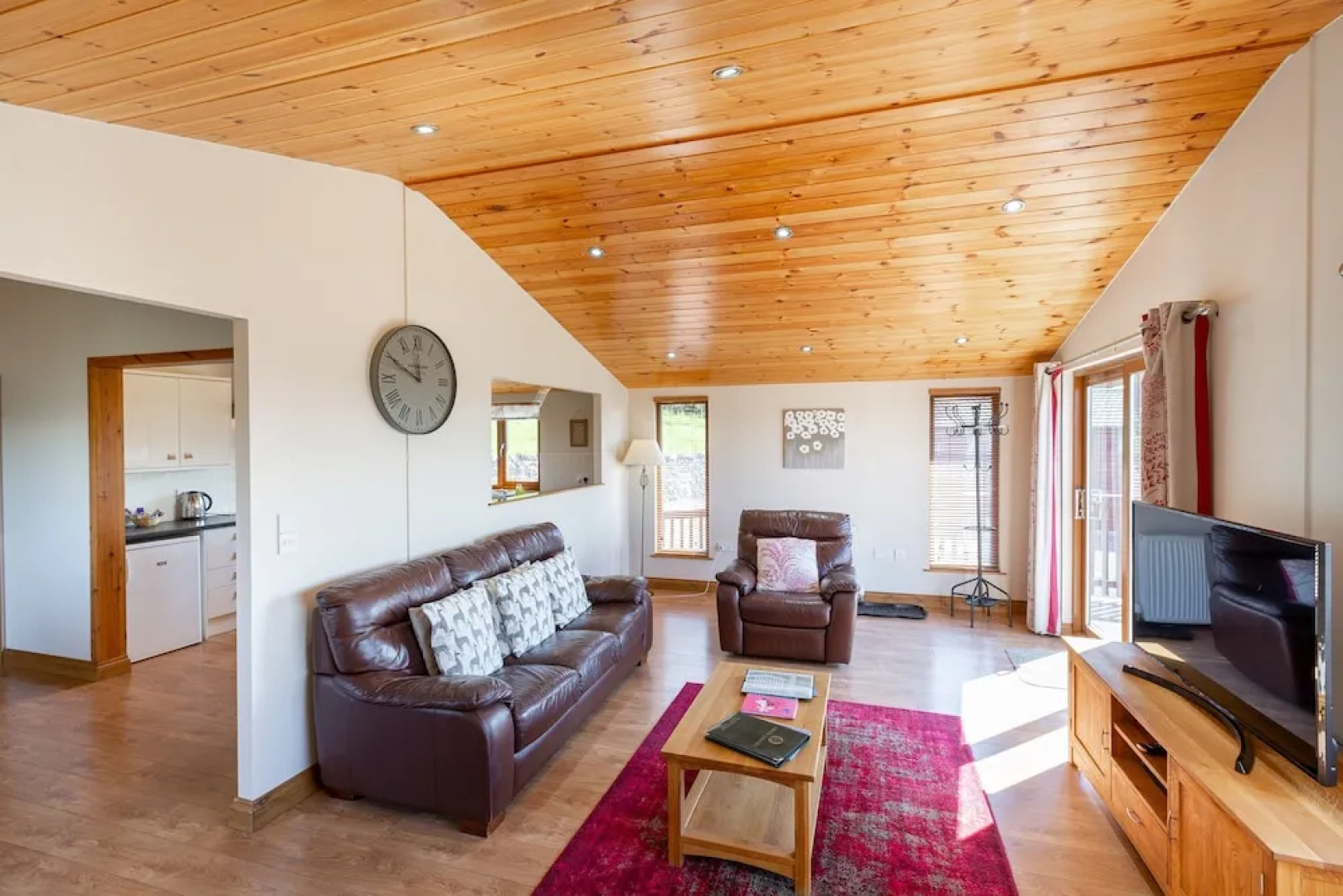 Woodpecker Lodge With Hot Tub Near Cupar, Fife