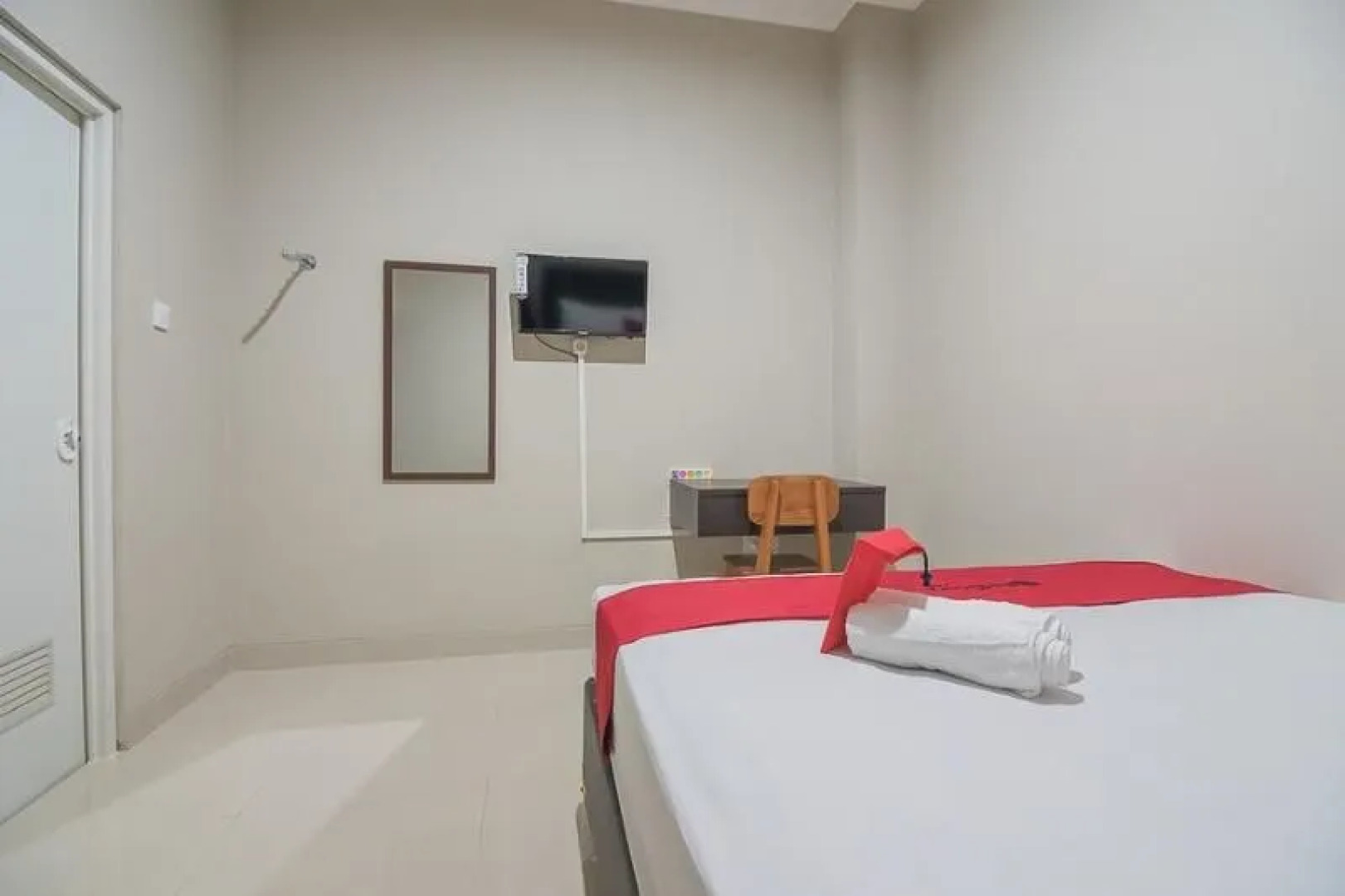 RedDoorz near Ambarukmo Yogyakarta 2