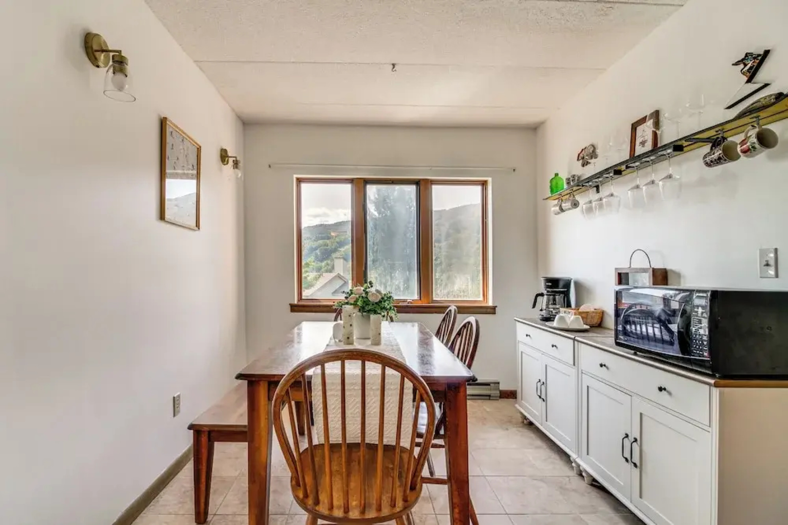 'bearfoot Apres' Mtn-view Condo < 1 Mi to Mt Snow!