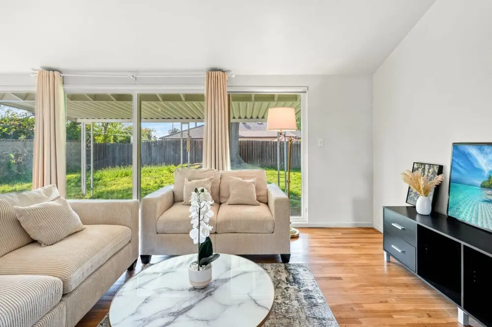 Perfect Family Home With Fireplace Spacious Yard