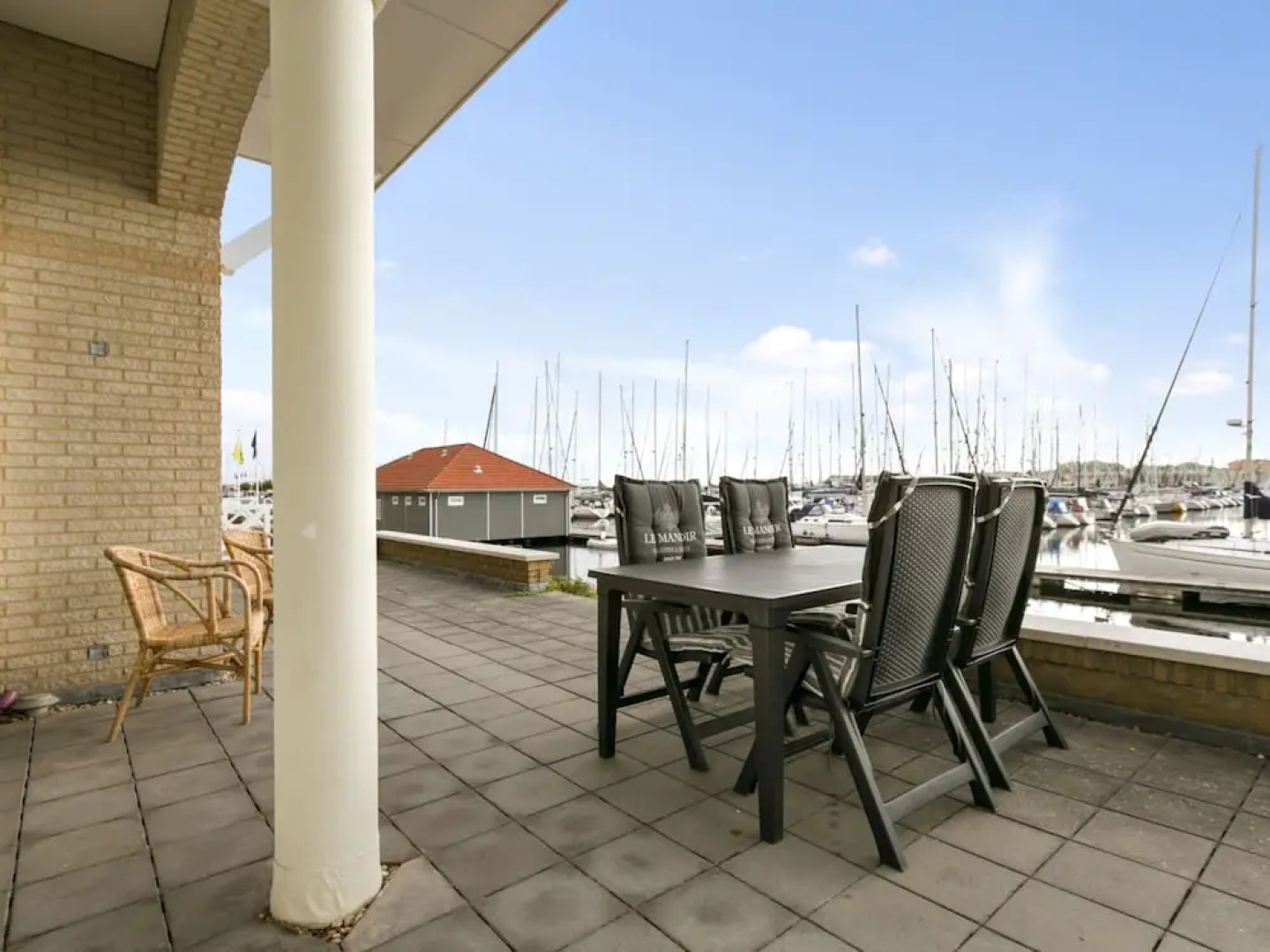 Spacious Luxury Apartment With Beautiful Views of the Marina