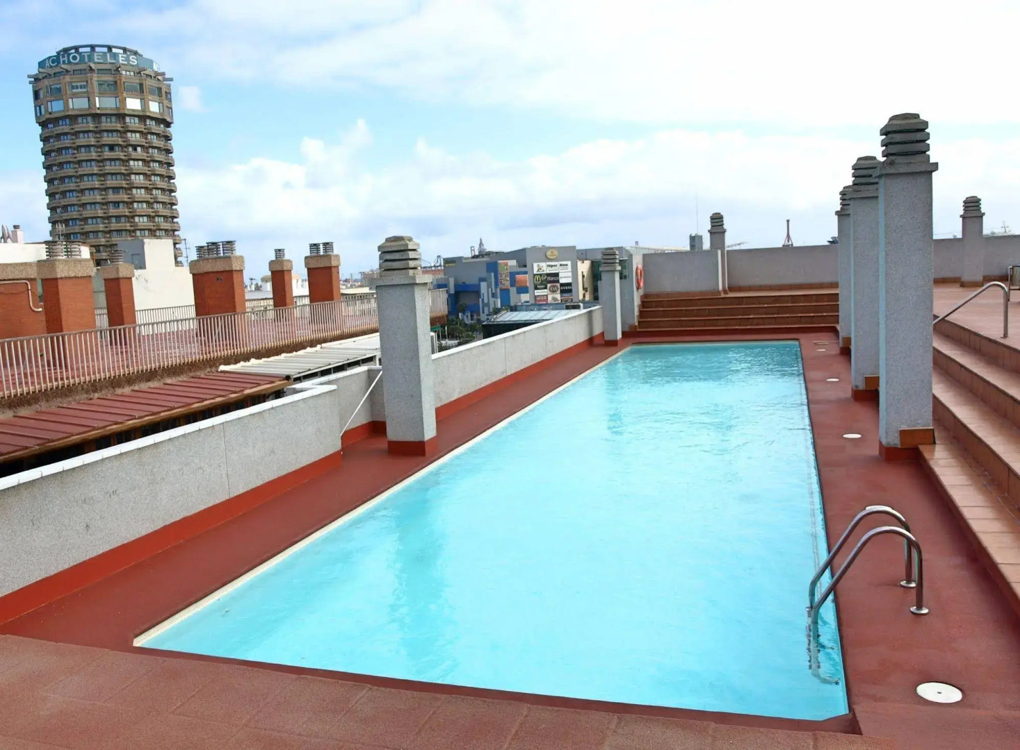 Flatguest Flat with Art