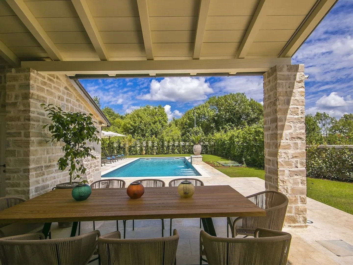 Plushy Villa in Ladici With Pool and Whirlpool
