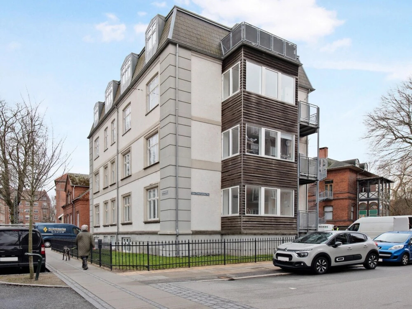 Sanders Constantin - Chic 2-bdr Apt With Balcony