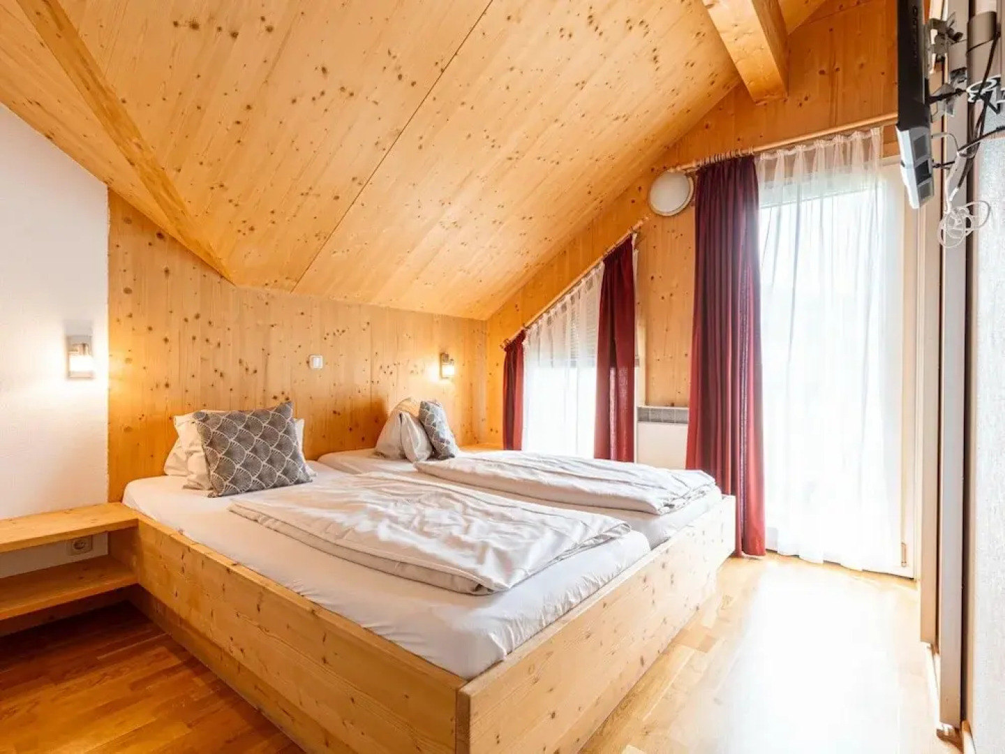 Luxurious Chalet in Murau with Outside Hot Tub