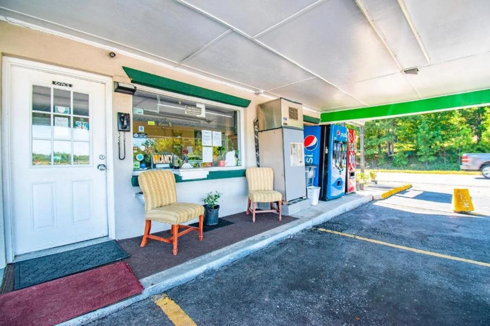 OYO Hotel Calhoun, GA I-75