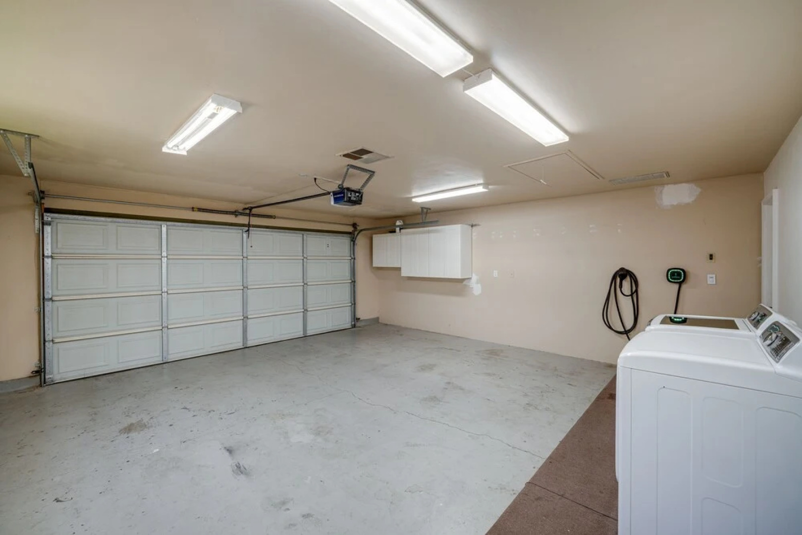 Bakersfield Oasis: Private Pool, Hot Tub & Patio!